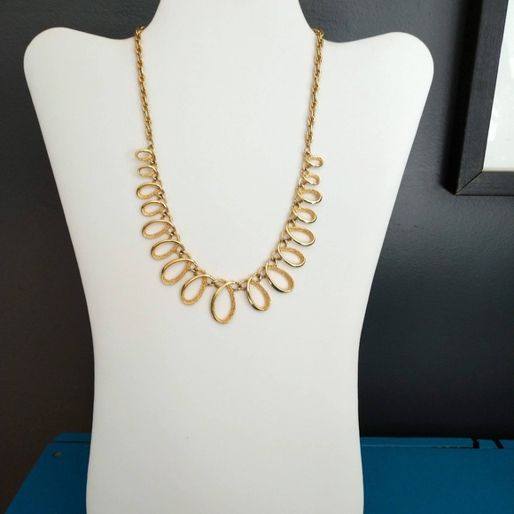 Gold textured loop necklace - Picture 2 of 5